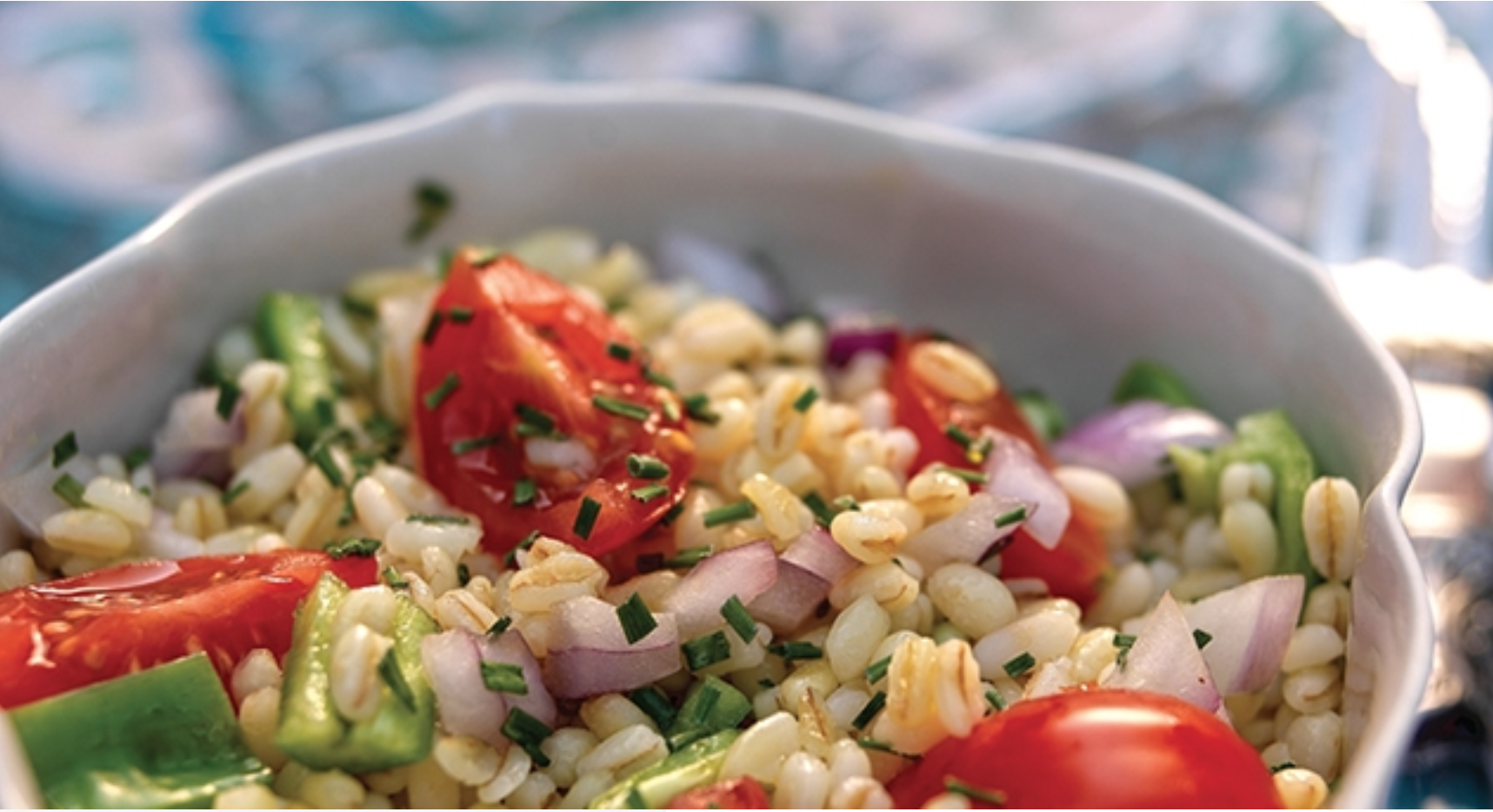 Revuelto de espárragos huevo y gambas y ensalada de trigo sarraceno y salsa de soja